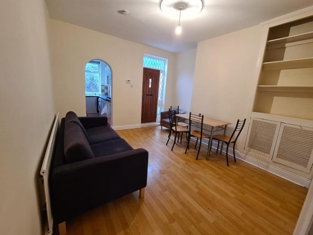 Budget Double En-Suite Bedroom Шефилд Екстериор снимка